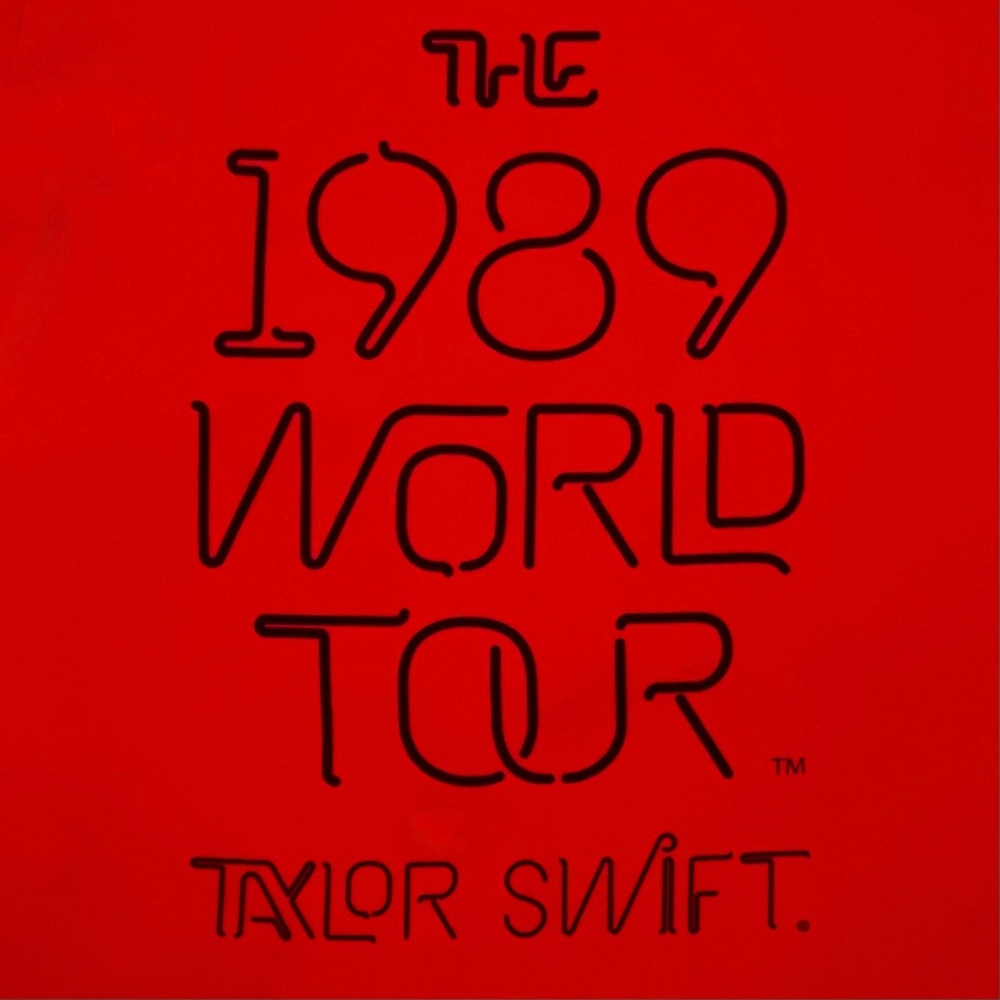 EUC. Taylor Swift™️ Red Concert Tee | 1989 Tour T-Shirt | Swifty Merch | Medium - Picture 9 of 12